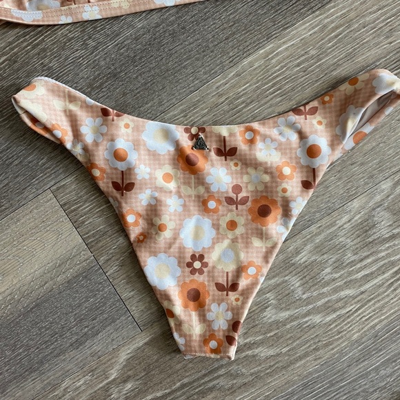 Bikini - Picture 3 of 6